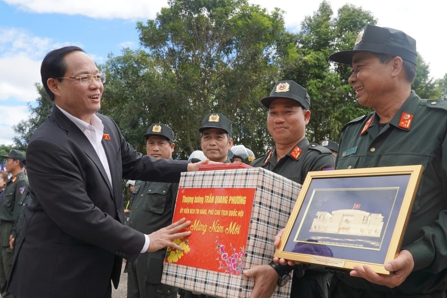 Phó Chủ tịch Quốc hội, Thượng tướng Trần Quang Phương thăm, tặng quà Mẹ Việt Nam anh hùng, tri ân người có công tại Kon Tum