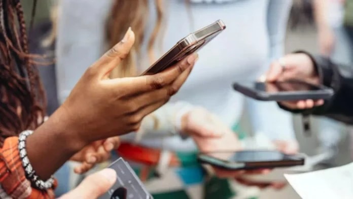 Brazil ban hành luật hạn chế sử dụng điện thoại thông minh trong trường học