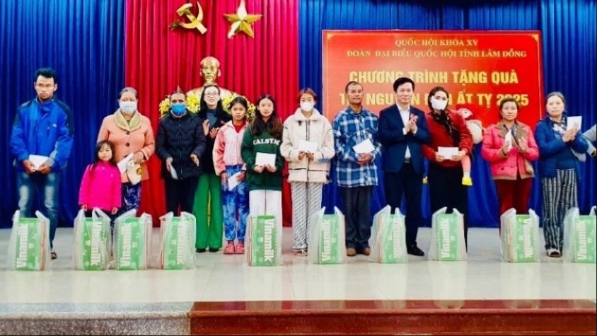 Phó Chủ nhiệm Ủy ban Xã hội Lâm Văn Đoan thăm, tặng quà Tết tại Lâm Đồng