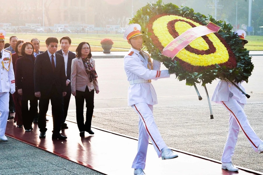 Đoàn đại biểu Văn phòng Quốc hội viếng Lăng Chủ tịch Hồ Chí Minh