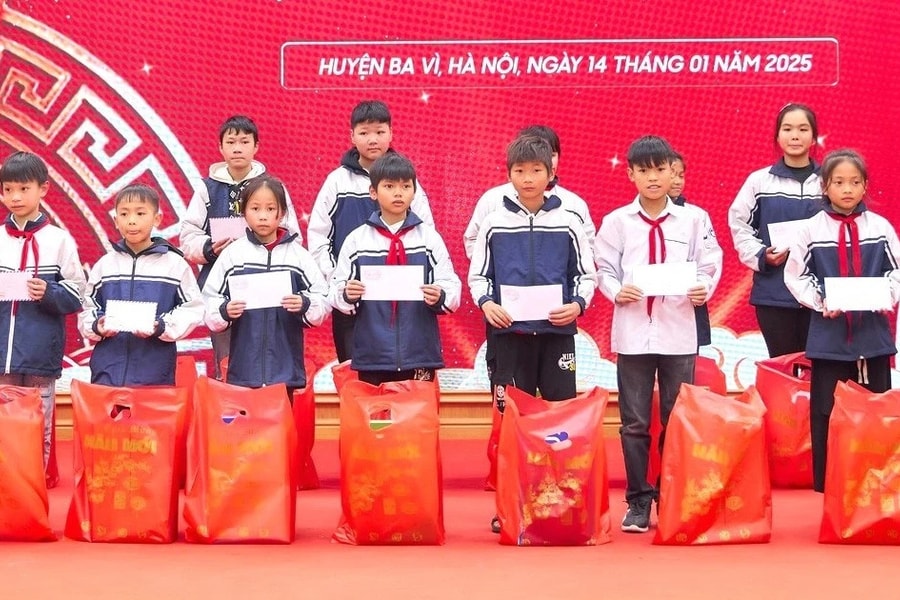 Hoa hậu Sinh viên Việt Nam trao 540 phần quà Tết tại Ba Vì