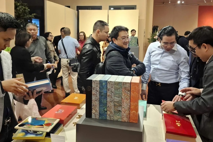 Chiêm ngưỡng những ấn phẩm chế tác thủ công đặc biệt của Đông A