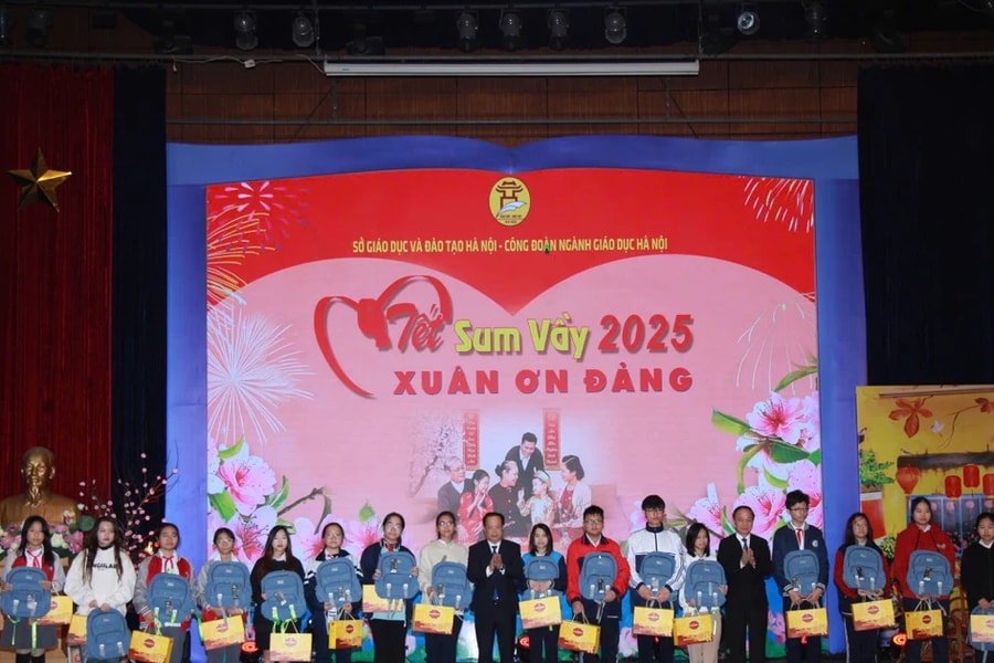 Hà Nội: Mang Tết sum vầy, đầm ấm tới giáo viên và học sinh có hoàn cảnh khó khăn