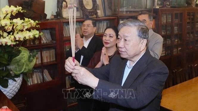 Tổng Bí thư Tô Lâm thắp hương tưởng niệm các đồng chí nguyên lãnh đạo Đảng, Nhà nước