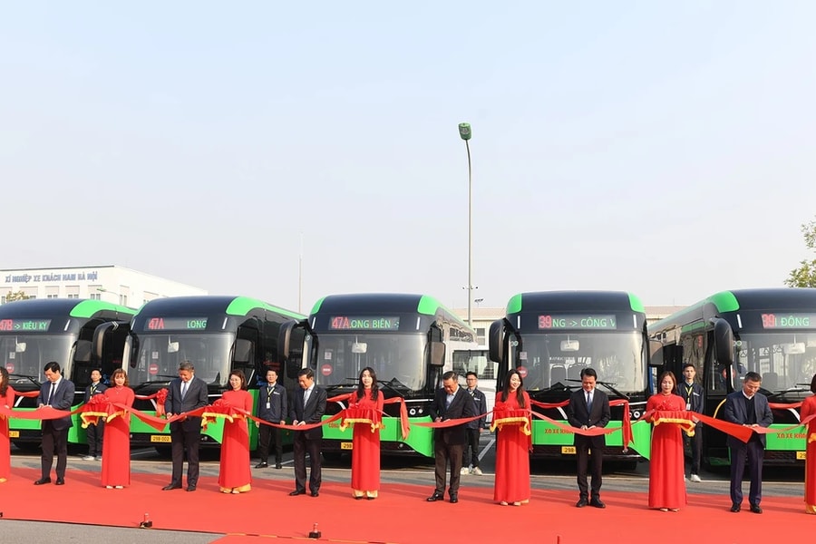 Cận cảnh mẫu xe buýt điện đô thị vừa ra mắt của VinFast