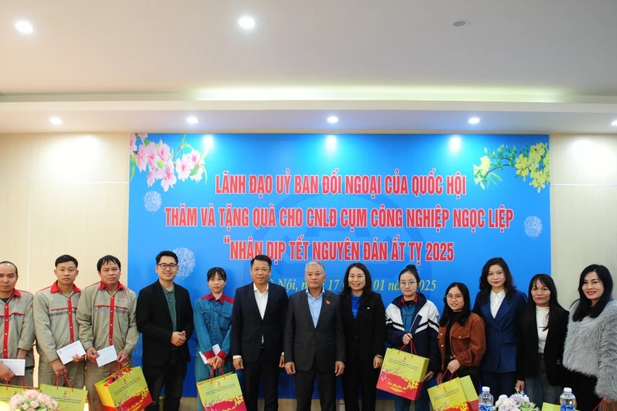 Phó Chủ nhiệm Ủy ban Đối ngoại Đôn Tuấn Phong trao quà Tết tặng người lao động tại Hà Nội