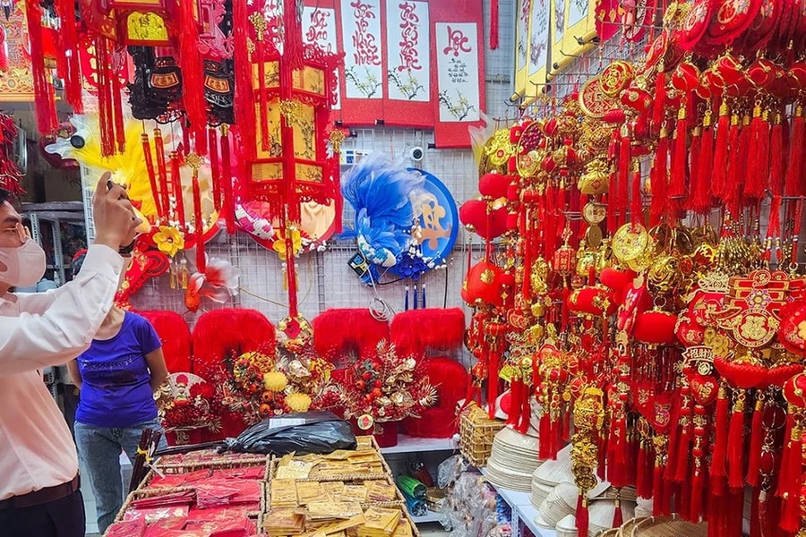 Phố bán đồ trang trí Tết lớn nhất TP. Hồ Chí Minh rực rỡ sắc màu