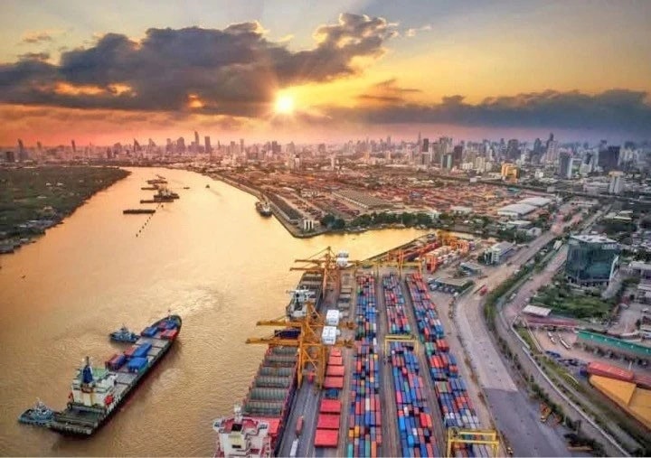 Cơ hội đan xen thách thức