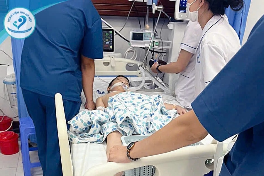Bệnh nhi 6 tuổi tổn thương thần kinh nặng do ban xuất huyết nguy hiểm
