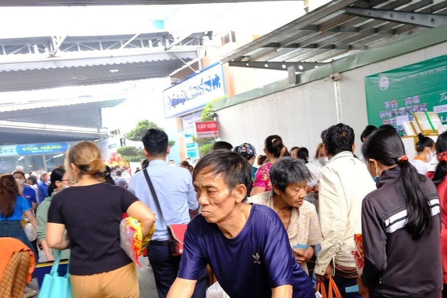 Ấm áp những phiên chợ tết yêu thương, “chợ tết 0 đồng” cho người bệnh