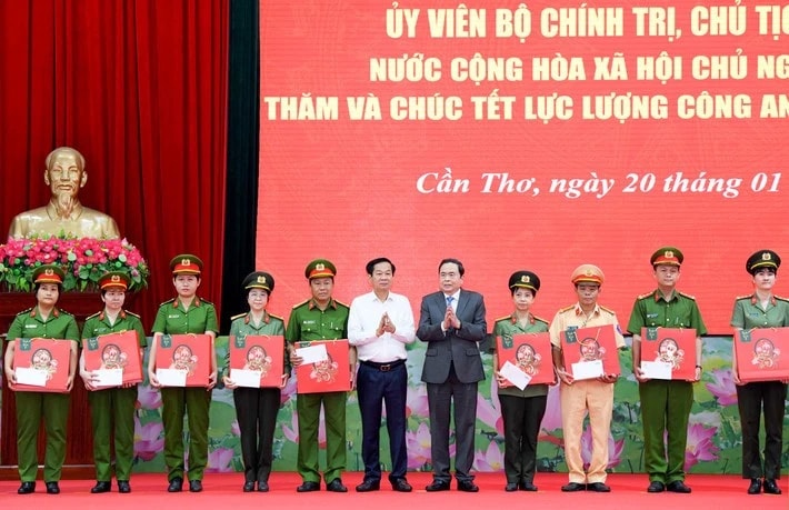 Chủ tịch Quốc hội Trần Thanh Mẫn thăm, tặng quà Tết lực lượng Công an Cần Thơ 