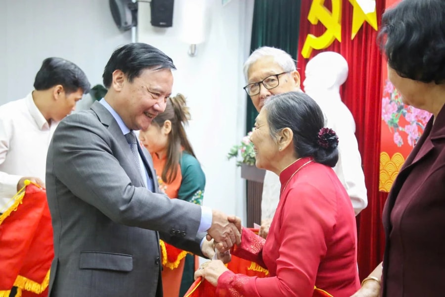 Phó Chủ tịch Quốc hội Nguyễn Khắc Định chủ trì gặp mặt các nguyên lãnh đạo Quốc hội, nguyên Ủy viên Ủy ban Thường vụ Quốc hội khu vực phía Nam