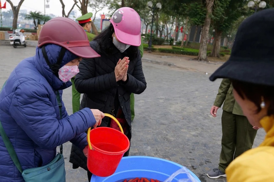 Hà Nội: Người dân náo nức thả cá tiễn ông Công ông Táo về trời