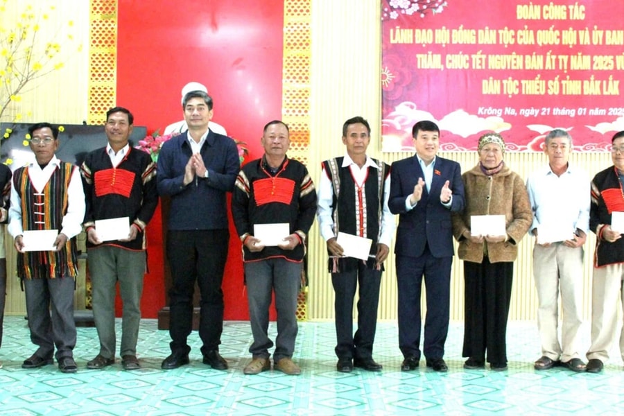 Chủ tịch Hội đồng Dân tộc thăm, chúc Tết đồng bào, cán bộ, chiến sĩ biên phòng ở Đắk Lắk