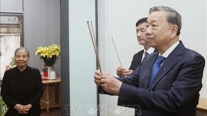 Tổng Bí thư Tô Lâm thắp hương tưởng niệm Tổng Bí thư Nguyễn Phú Trọng