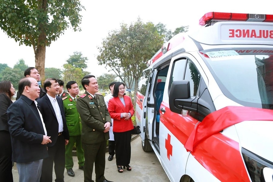 Nhiều cơ sở y tế tỉnh Nghệ An nhận xe cứu thương do Công an tỉnh trao tặng 