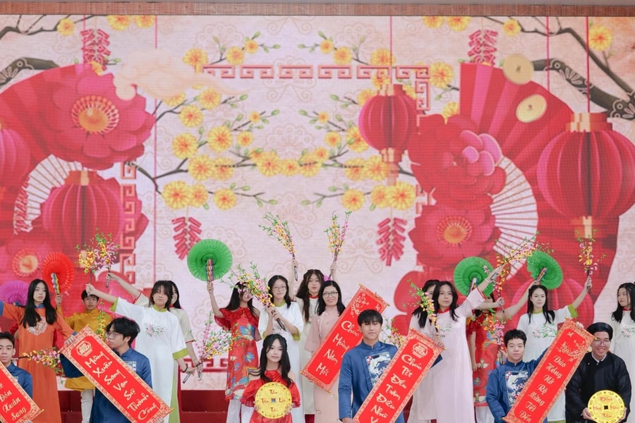  Rộn ràng chương trình Xuân yêu thương của thầy và trò Trường THPT Phan Huy Chú - Đống Đa