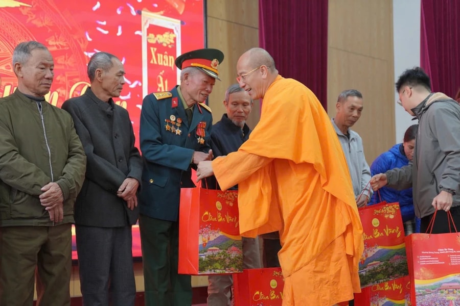 Tết sẻ chia - gần 1.000 suất quà trao tặng các chiến sĩ biên phòng và gia đình chính sách