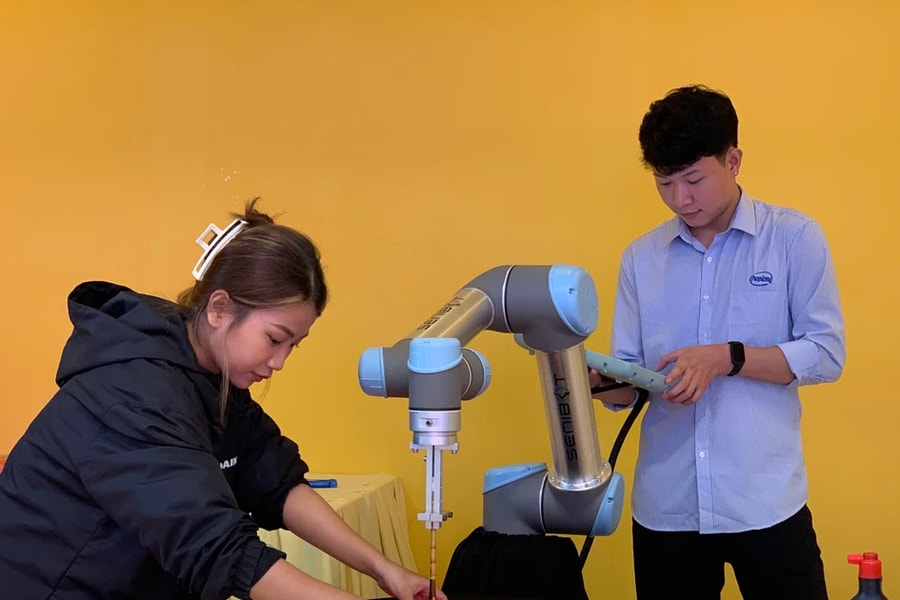 Robot viết thư pháp