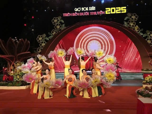 Gần 700 nhà vườn tham gia chợ hoa xuân "Trên bến dưới thuyền 2025"