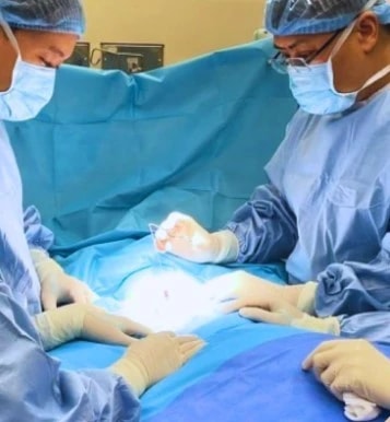 Lần đầu tiên nội soi trên xương mu, giải quyết bế tắc niệu quản cho trẻ sơ sinh 1 tháng tuổi