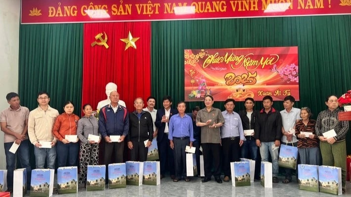 Phó Chủ tịch Quốc hội Nguyễn Đức Hải thăm, tặng quà tết bà con vùng biển xã Tam Giang, huyện Núi Thành, Quảng Nam