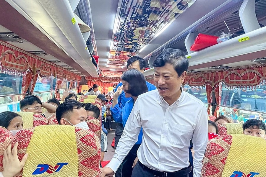 Chủ tịch tỉnh Bình Dương tiễn hơn 1.600 công nhân về quê ăn Tết trên chuyến xe 0 đồng
