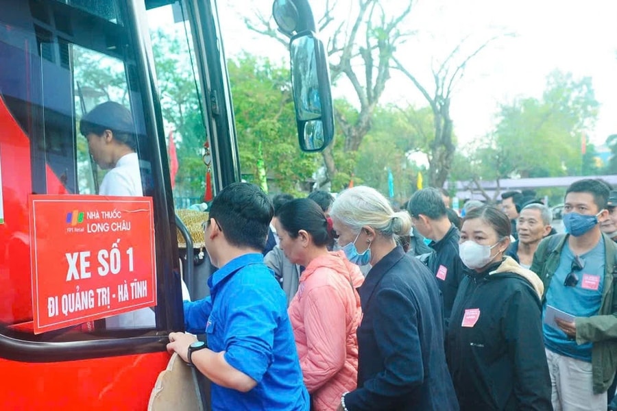 “Chuyến xe yêu thương” đưa bệnh nhân Bệnh viện Trung ương Huế về quê đón Tết