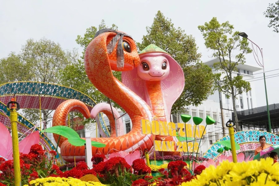 Đường hoa Xuân TP. Cao Lãnh: “Sen hồng bứt phá - Vươn tới tương lai”