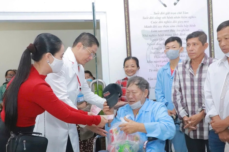 Mang Xuân ấm cho bệnh nhân ngày cận Tết 