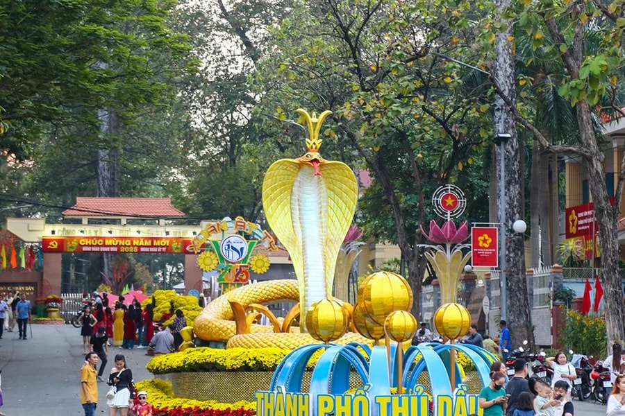 Bình Dương: Người dân hào hứng “check-in” cùng linh vật "vua rắn"