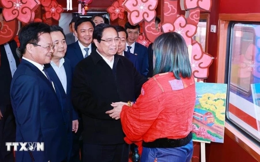 Thủ tướng Phạm Minh Chính kiểm tra công tác phục vụ Tết của ngành đường sắt và Bệnh viện Phổi Trung ương