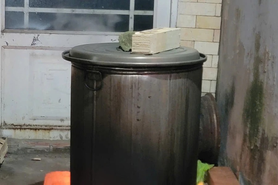 Người dân TP. Hồ Chí Minh rộn ràng gói bánh chưng đón Tết Ất Tỵ 2025