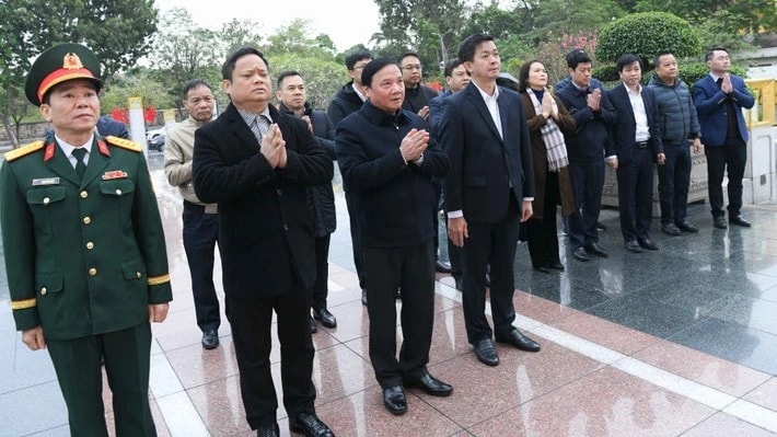 Phó Chủ tịch Quốc hội Nguyễn Khắc Định dâng hương tại Đài tưởng niệm các anh hùng, liệt sĩ Bắc Sơn, Hà Nội