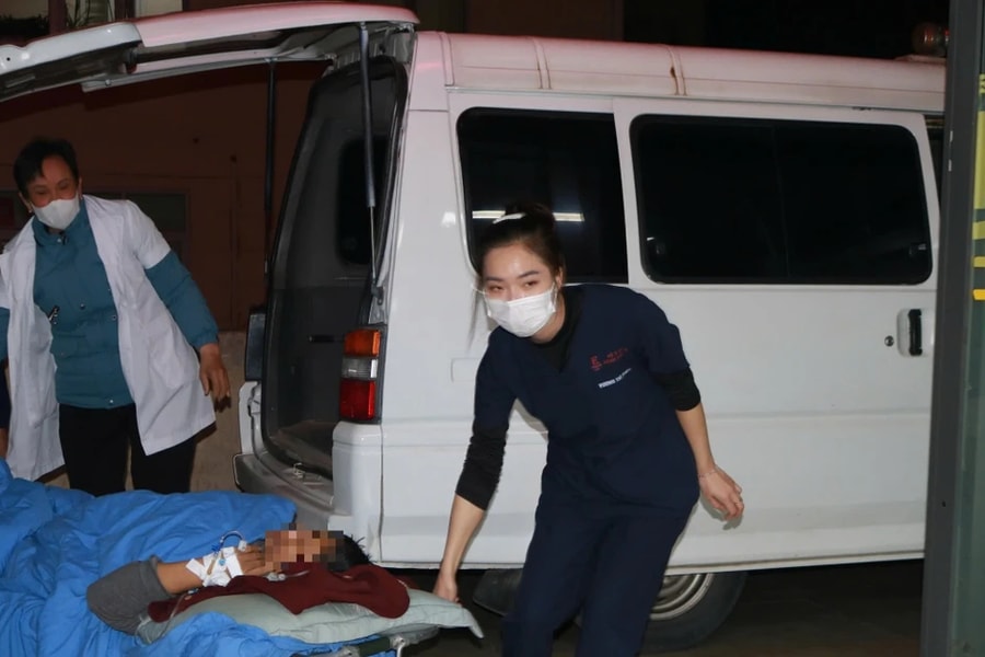 Bác sĩ cấp cứu Bệnh viện E căng mình cứu chữa bệnh trong đêm giao thừa 