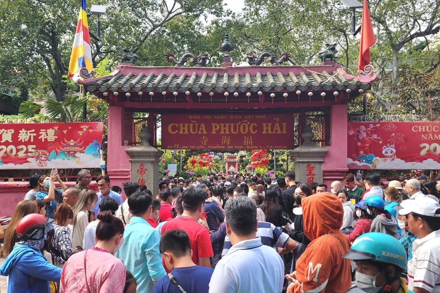 TP. Hồ Chí Minh: Người dân chen chân đi lễ chùa ngày mùng 1 Tết