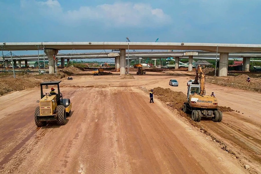 Công nhân, máy móc làm việc xuyên Tết trên công trình trọng điểm của Đồng Nai