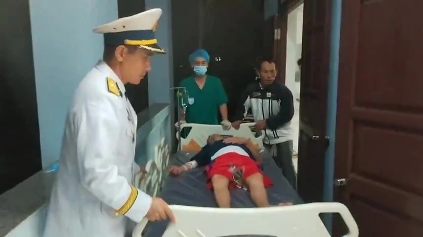 Bệnh xá đảo Sinh Tồn cấp cứu ngư dân gặp nạn trên biển ngày mùng 1 Tết 