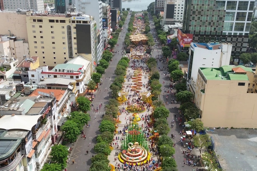 TP. Hồ Chí Minh: Người dân đổ về đường hoa Nguyễn Huệ du xuân ngày đầu năm mới Ất Tỵ