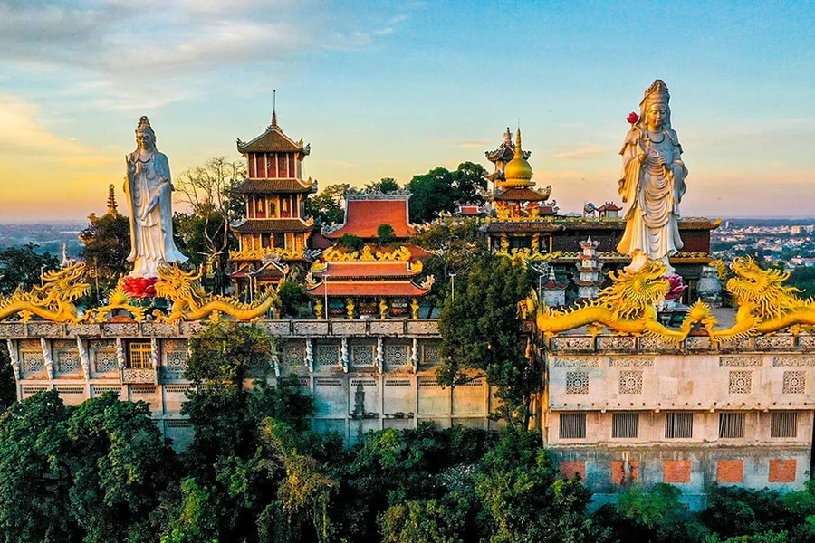 “Biển người” đi lễ đầu năm tại ngôi chùa cổ hơn 400 năm tuổi ở Bình Dương