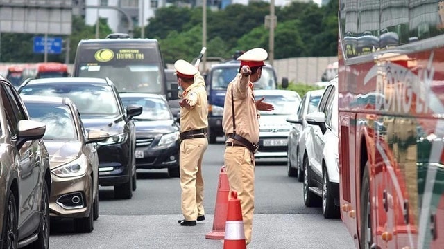 Người dân chấp hành nghiêm đội mũ bảo hiểm và dừng đèn đỏ