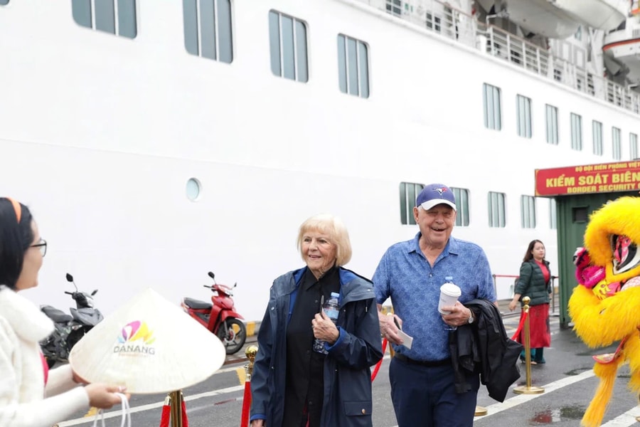 Đà Nẵng, Quảng Nam rộn ràng đón các đoàn khách du lịch dịp Tết