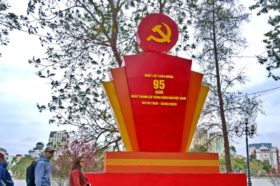 Thủ đô Hà Nội rực rỡ chào mừng 95 năm Ngày thành lập Đảng