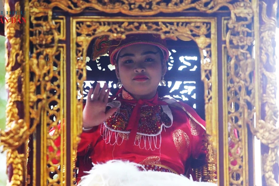 Độc đáo màn rước kiệu "nữ tướng" tại lễ hội Gióng đền Sóc 2025