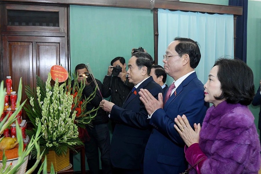 Chủ tịch Quốc hội Trần Thanh Mẫn thắp hương tưởng nhớ Chủ tịch Hồ Chí Minh tại Nhà 67