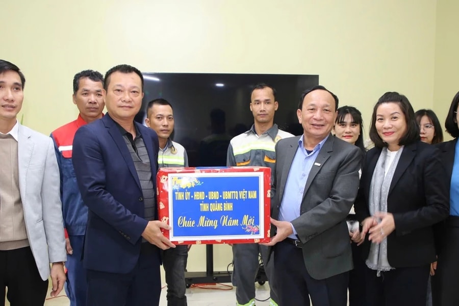 Quảng Bình động viên tinh thần lao động sản xuất ngày làm việc đầu năm mới