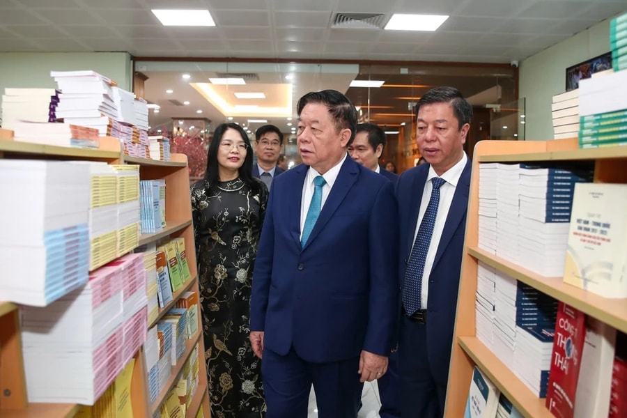 Trưởng Ban Tuyên giáo và Dân vận Trung ương Nguyễn Trọng Nghĩa thăm Nhà xuất bản Chính trị quốc gia Sự thật