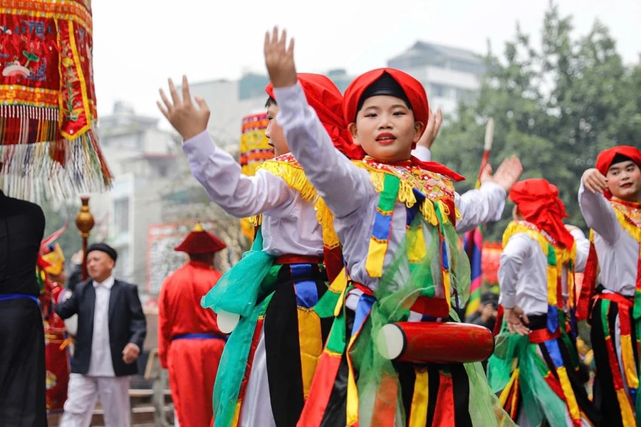 Độc đáo trai làng Triều Khúc giả gái múa “con đĩ đánh bồng” dịp đầu xuân