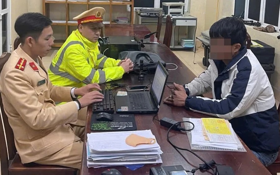 Cản trở xe ưu tiên đang làm nhiệm vụ, tài xế bị phạt tiền và trừ 4 điểm giấy phép lái xe