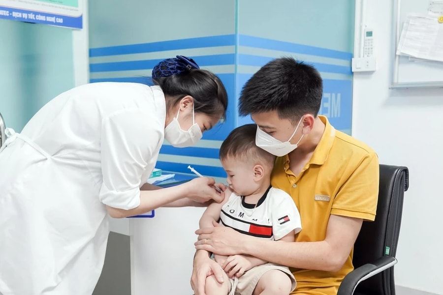 Số lượng người dân đi tiêm vaccine phòng cúm mùa tăng